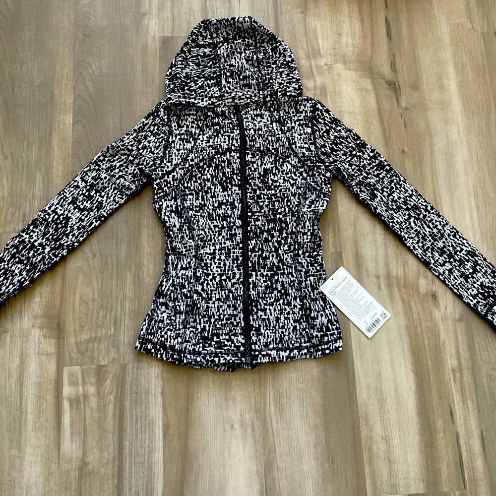 SOLD Black&White Define Nulu full zip NWT size 4